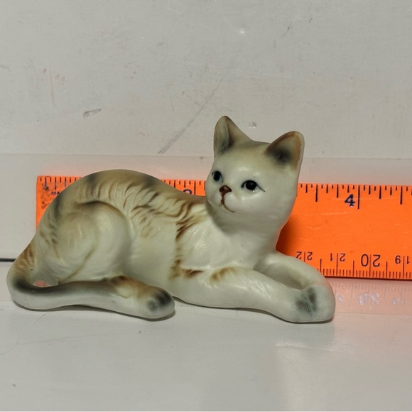 VTG Enesco Ceramic Kitty Cat laying Tabby Tiger Stripe Calico Figurine 3.5" 1984 - Picture 3 of 4